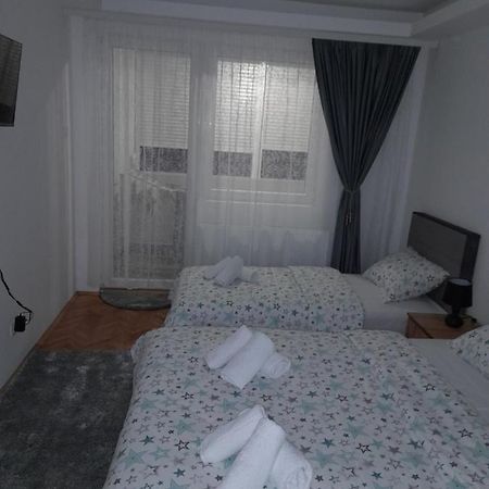 Holiday Apartaments 2 Nis Bagian luar foto