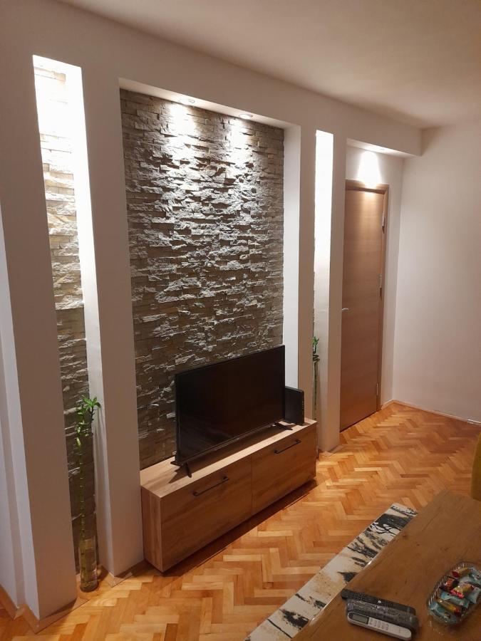 Holiday Apartaments 2 Nis Bagian luar foto