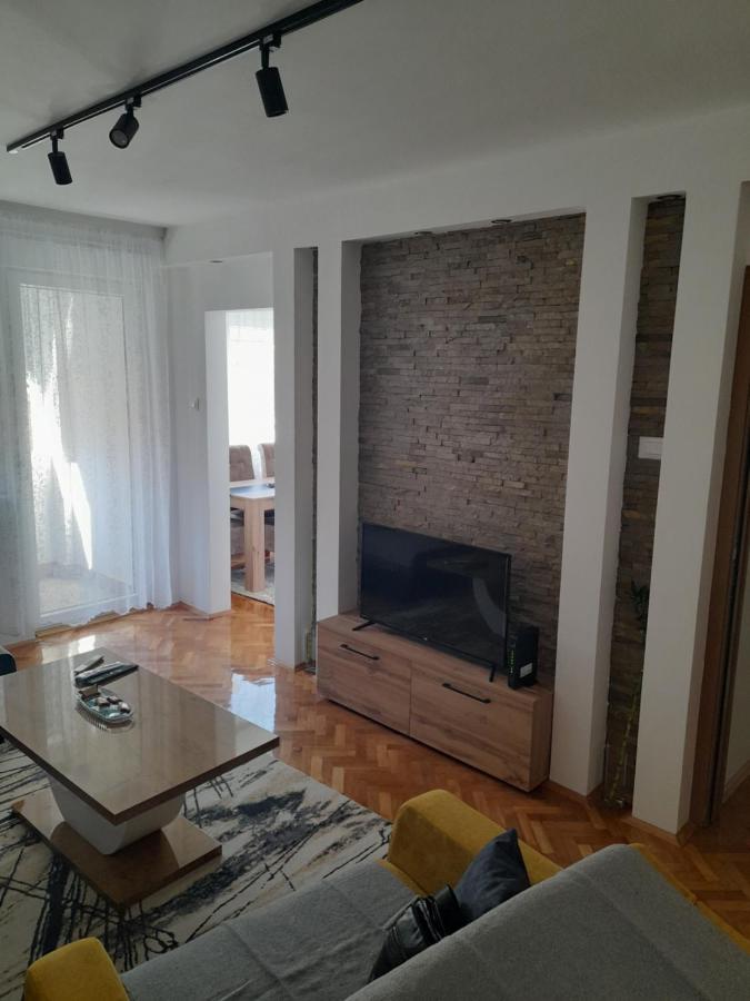 Holiday Apartaments 2 Nis Bagian luar foto