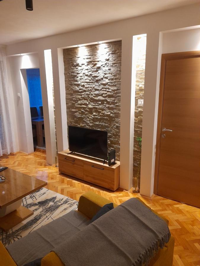Holiday Apartaments 2 Nis Bagian luar foto