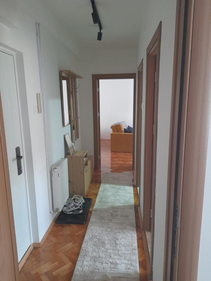 Holiday Apartaments 2 Nis Bagian luar foto