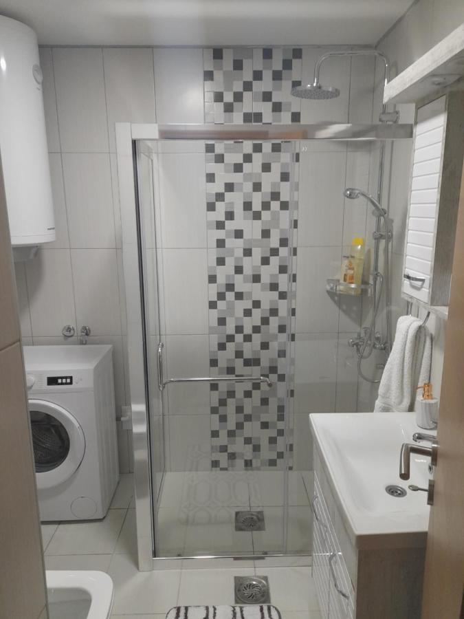 Holiday Apartaments 2 Nis Bagian luar foto