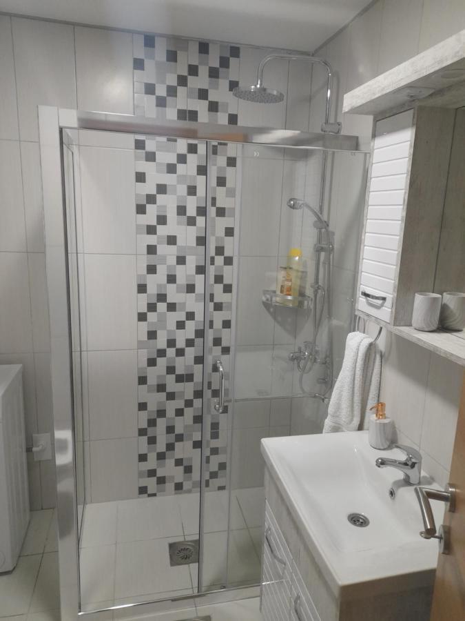 Holiday Apartaments 2 Nis Bagian luar foto