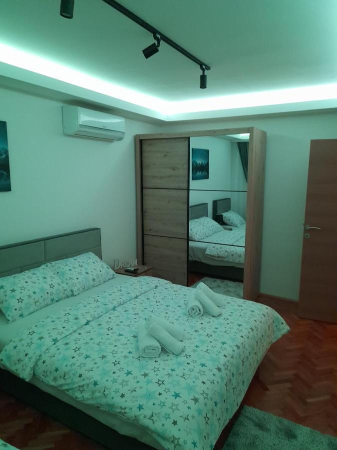 Holiday Apartaments 2 Nis Bagian luar foto