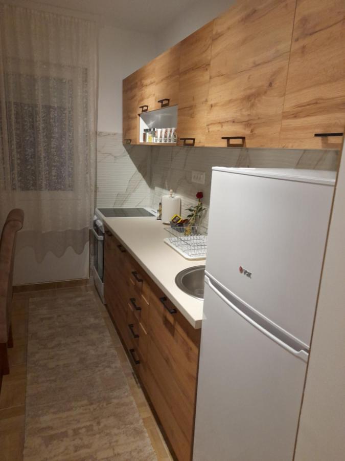 Holiday Apartaments 2 Nis Bagian luar foto