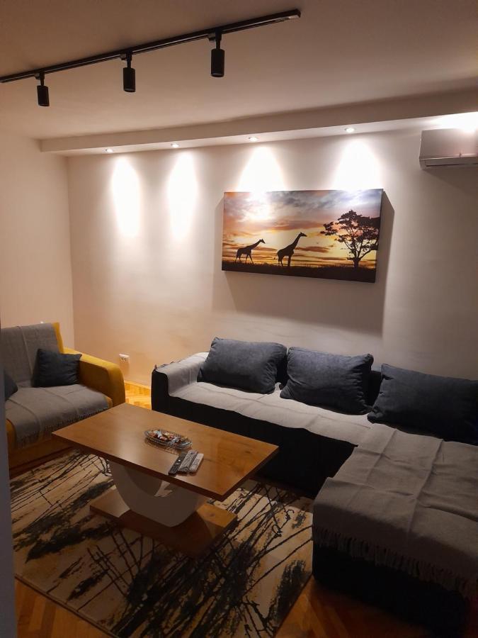 Holiday Apartaments 2 Nis Bagian luar foto